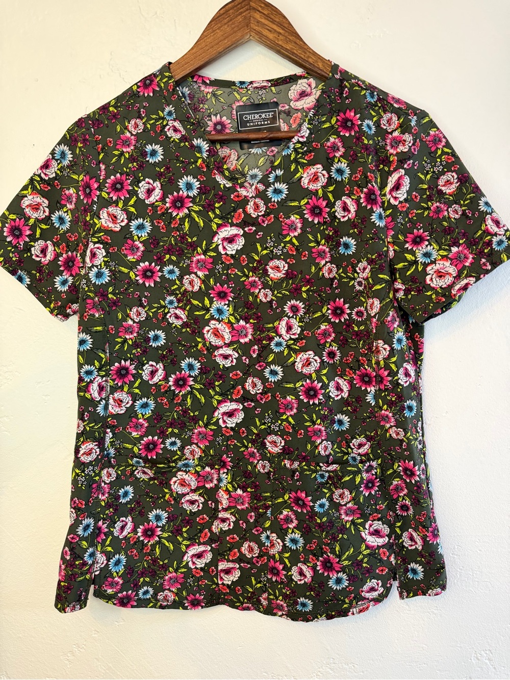 Cherokee Olive Green Floral Scrub Top sz sm